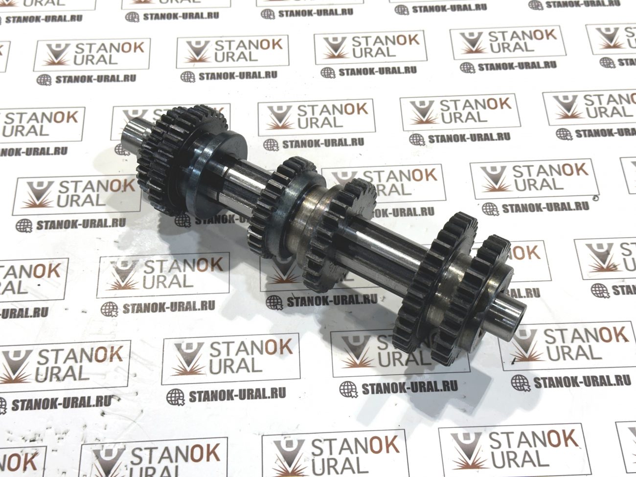 Вал 14 оси коробки подач в сборе с шестернями токарного станка 16к20 (без подшипников) 16б20п.070.403сб