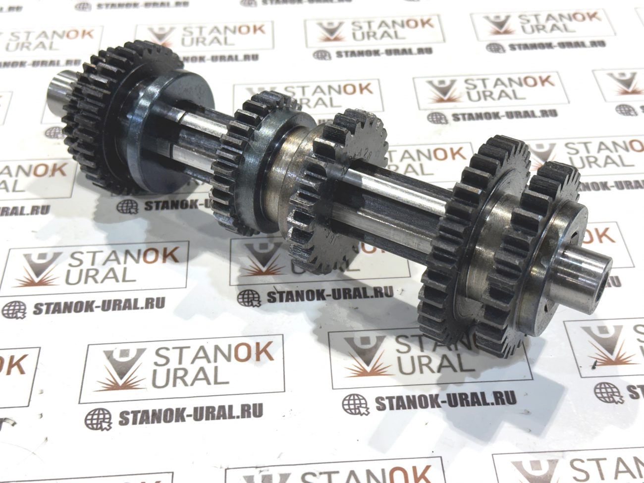 Вал 14 оси коробки подач в сборе с шестернями токарного станка 16к20 (без подшипников) 16б20п.070.403сб