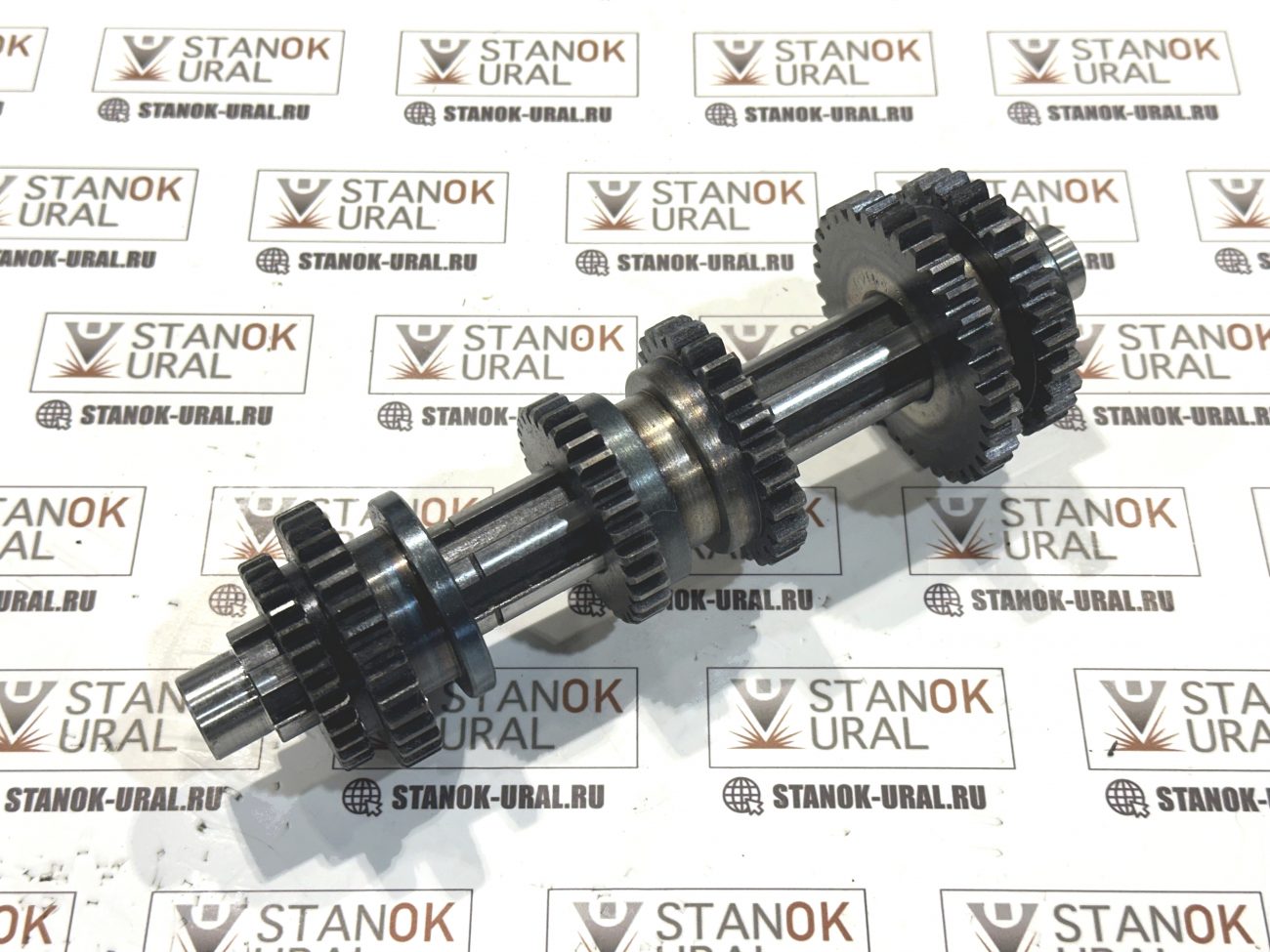 Вал 14 оси коробки подач в сборе с шестернями токарного станка 16к20 (без подшипников) 16б20п.070.403сб