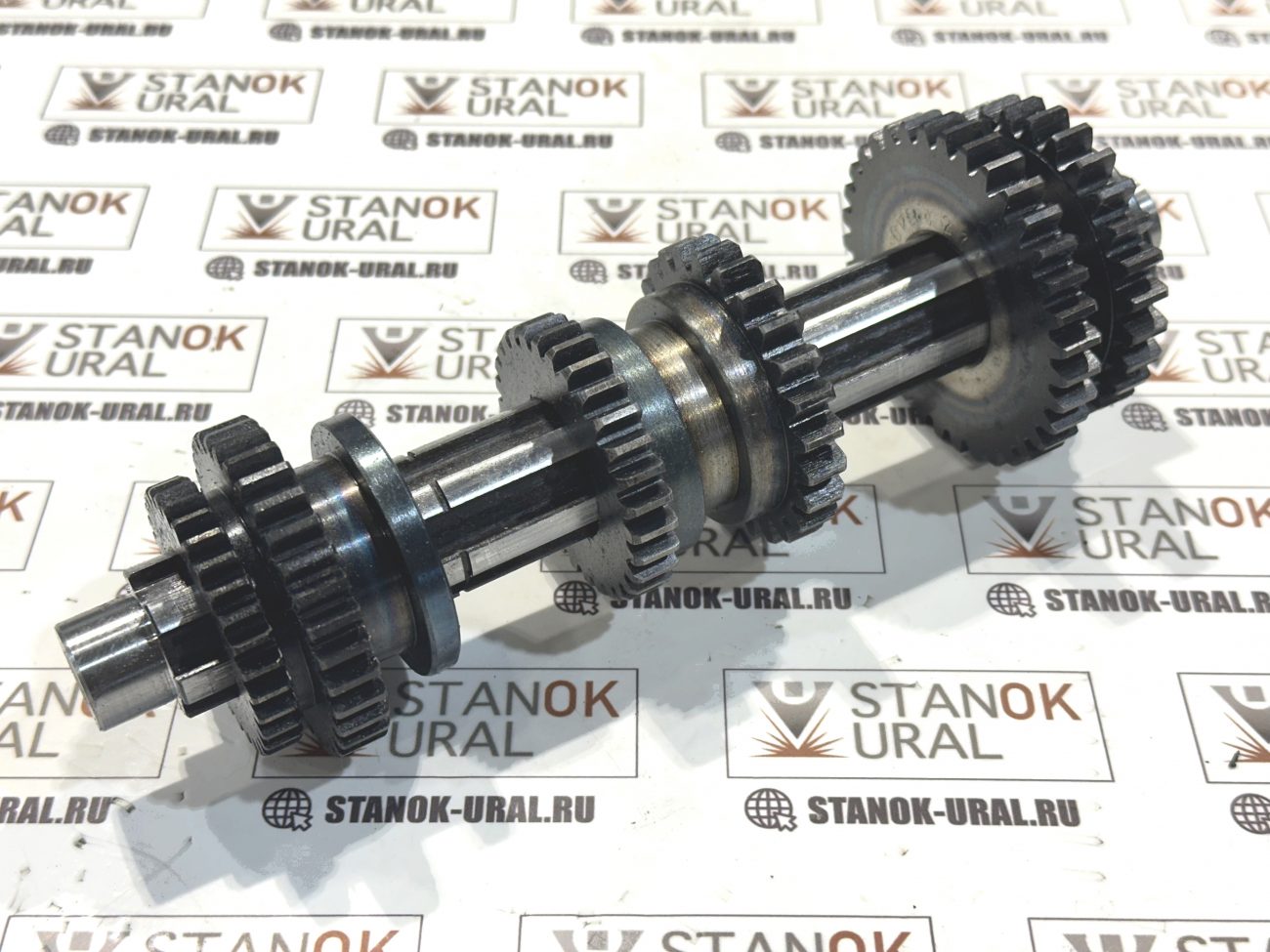 Вал 14 оси коробки подач в сборе с шестернями токарного станка 16к20 (без подшипников) 16б20п.070.403сб